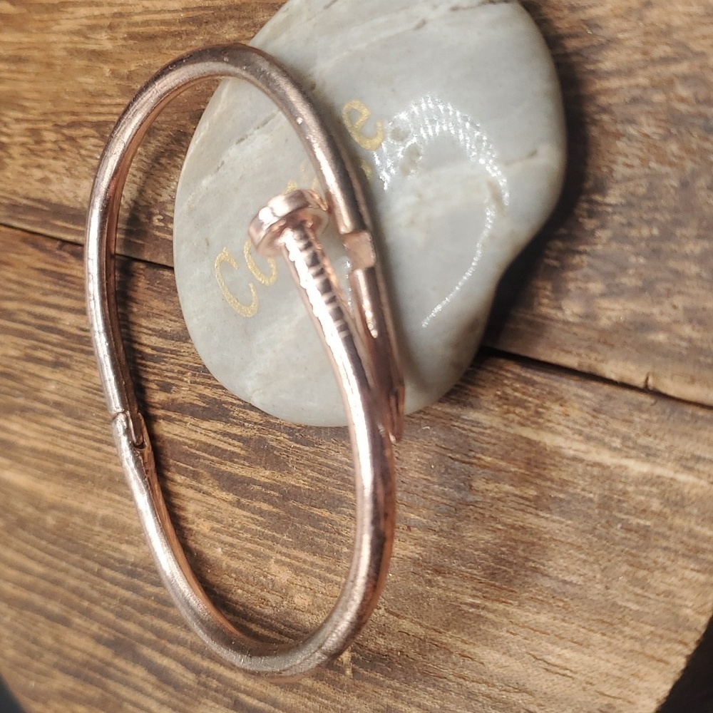B2922 nail‎ rose gold tone hinge bracelet